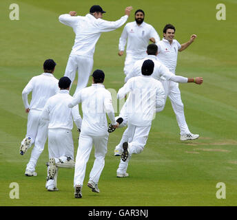 Der englische James Anderson feiert beim ersten npower Test Match in Lord's, London, das Wicket von Jamie How aus Neuseeland. Stockfoto