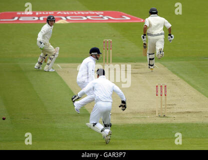 Der Engländer James Anderson (Unseen) verpasst die Stumps mit den beiden neuseeländischen Batsmen am Pavillonende während des ersten npower Test Match in Lord's, London. Stockfoto