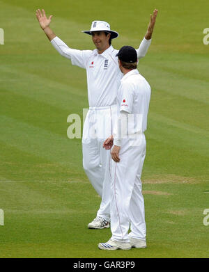 Cricket - Erstes Npower-Testspiel - erster Tag - England gegen Neuseeland - Lord's. Die Engländerin Michael Vaughan und Paul Collingwood beim ersten npower-Testspiel in Lord's, London. Stockfoto