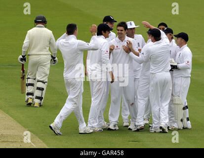 Englands James Anderson (Mitte) feiert das Wicket von Neuseelands Daniel Flynn (links) beim ersten npower Test Match in Lord's, London. Stockfoto