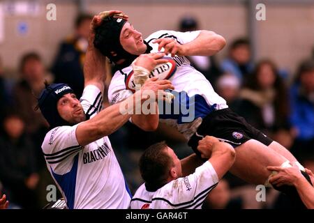 Bath's Steve Borthwick nimmt den Ball in der Linie, unterstützt von Danny Grewcock, gegen die Londoner Wespen. Stockfoto