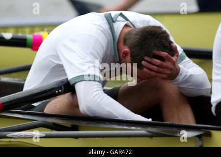 Rudern - das 149. Bootsrennen - Oxford / Cambridge. Ein niedergeschlagen Cambridge Crew-Mitglied nach Oxford schlug sie mit einem Fuß, um das 149. Boat Race zu gewinnen Stockfoto