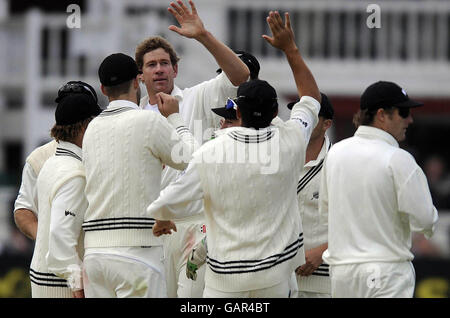 Der Neuseeländer Jacob Oram feiert das Wicket von Englands Andrew Strauss beim ersten Npower Test Match in Lord's, London. Stockfoto