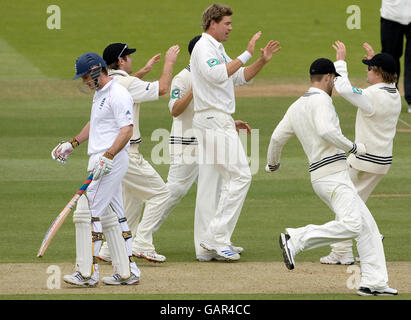 Der Neuseeländer Jacob Oram feiert mit seinen Teamkollegen, nachdem er den englischen Andrew Strauss während des ersten npower-Testmatches in Lord's, London, aus dem Spiel entfernt hatte. Stockfoto