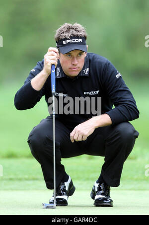 Englands Lee Westwood sieht einen Schuss auf den 3. Während der vierten Irish Open Runde im Adare Manor Hotel & Golf Resort, Adare, Co Limerick, Irland . Stockfoto