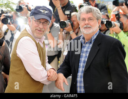 Aus STEVEN Spielberg (links) und George Lucas (rechts) besuchen die Fotozelle für Steven Spielbergs Film "Indiana Jones and the Kingdom of the Crystal Skull" im Palais des Festivals, Cannes, Frankreich. Stockfoto