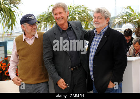 (Von links nach rechts) Steven Spielberg, Harrison Ford und George Lucas besuchen die Fotozelle für Steven Spielbergs Film „Indiana Jones and the Kingdom of the Crystal Skull“ im Palais des Festivals, Cannes, Frankreich. Stockfoto