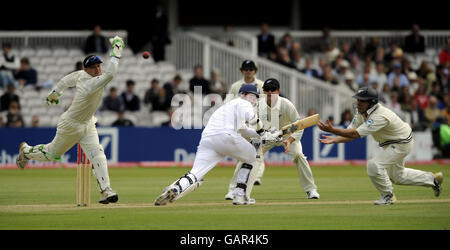 Englands Stuart Broad fegt den Ball beim ersten npower Test Match in Lord's, London, an neuseeländischem Wicketkeeper Brendon McCullum vorbei. Stockfoto