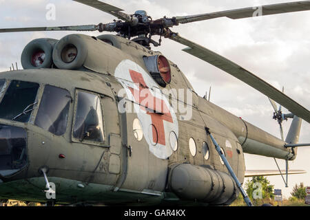 Das Luftfahrtmuseum Belgrad - Mil Mi-8 sowjetische Transporthubschrauber (NATO-Codename: Hip) Stockfoto