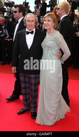 Sir Jackie Stewart kommt mit seiner Frau Helen zur Vorführung von 'Indiana Jones and the Kingdom of the Crystal Skull' während der 61. Filmfestspiele von Cannes in Cannes, Frankreich. Stockfoto