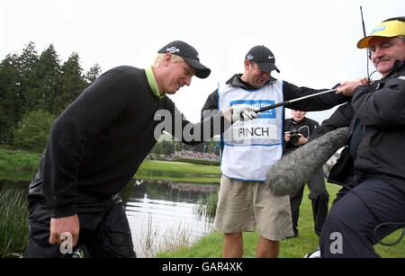 Englands Richard Finch wird nach dem Einfallen aus dem Wasser geholfen, während er während der vierten Irish Open Runde im Adare Manor Hotel & Golf Resort, Adare, Co Limerick, Irland, einen Schuss auf den 18. Traf. Stockfoto