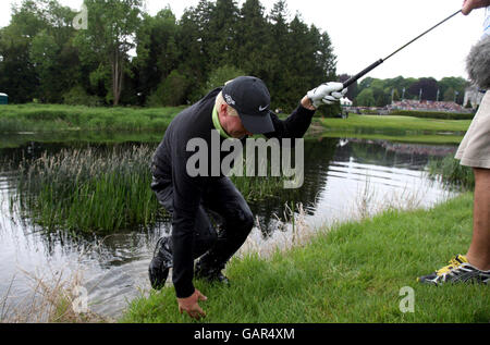 Englands Richard Finch wird nach dem Einfallen aus dem Wasser geholfen, während er während der vierten Irish Open Runde im Adare Manor Hotel & Golf Resort, Adare, Co Limerick, Irland, einen Schuss auf den 18. Traf. Stockfoto