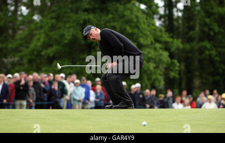 Englands Richard Finch reagiert, nachdem er während der vierten Irish Open Runde im Adare Manor Hotel & Golf Resort, Adare, Co Limerick, Irland, einen Putt auf dem 17. Green verpasst hat. Stockfoto