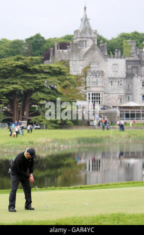 Englands Richard Finch ist auf den 16. Platz während der vierten Irish Open Runde im Adare Manor Hotel & Golf Resort, Adare, Co Limerick, Irland. Stockfoto