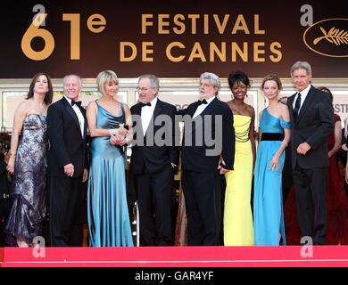 Harrison Ford, Calista Flockhart, Regisseur Steven Spielberg und Produzent George Lucas kommen zur Vorführung von 'Indiana Jones and the Kingdom of the Crystal Skull' während der 61. Filmfestspiele von Cannes in Cannes, Frankreich. Stockfoto