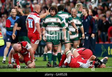 Rugby Union - Guinness Premiership - Halbfinale - Gloucester / Leicester Tigers - Kingsholm. Gloucester-Spieler liegen auf dem Boden, nachdem sie Leicester während des Halbfinales von Guinness Premiership in Kingsholm, Gloucester, besiegt haben. Stockfoto