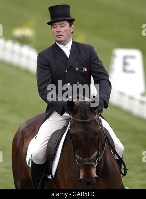 Michael Ryan auf der Old Road während der Dressur im Badminton Horse Trials Stockfoto