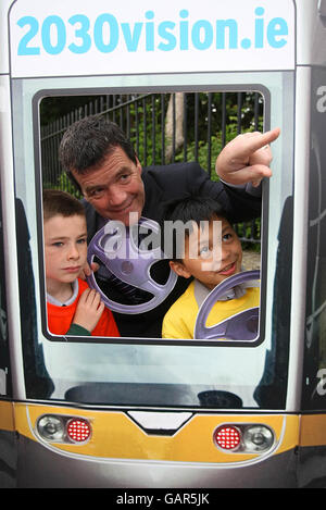 Noel Dempsey, TD, Minister für Verkehr, startet die Website www.2030vision.ie auf dem Merrion Square, Dublin, die von den Schulkindern Jake Ryan (links) und John Laurence von der St. Mary's National School, Ballsbridge, unterstützt wird. Stockfoto