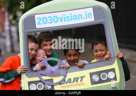 Der Start der Website www.2030vision.ie in Merrion Square, Dublin, an der Schulkinder der St. Mary's National School, Ballsbridge, teilnehmen. Stockfoto