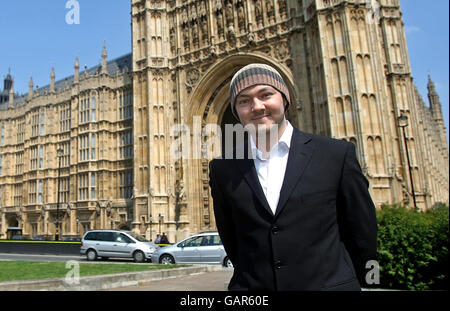 Huddersfield Examiner Reporter und erkrankte Leukämie-Betroffene Adrian Sudbury, vor dem Parlamentsgebäude, nachdem er Premierminister Gordon Brown im Unterhaus treffen hatte, um eine verbesserte Ausbildung der Knochenmarkspende an Colleges in London zu diskutieren. Stockfoto