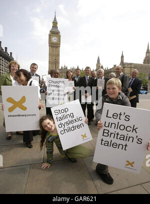 Wahlkämpfer auf dem Parliament Square (mit Abgeordneten aller politischen Parteien), Xtraordinary People Charity-Gründerin Kate Griggs (Hintergrundzentrum) und Southwark-Schulkinder mit Legasthenie; Cara Abraham (vorne), Lenny Zvinoria (hinten) und Cameron Simson (rechts) vor dem Parlament im Zentrum von London, Bevor sie einen "Ende der Schulzeit Bericht" an Downing Street drängen sie zu beschleunigen ihre Unterstützung für dynamische Kinder und ihre Familien nach einer Reihe von verdammenden Berichte von Legasthenie Wohltätigkeitsorganisation Xtraordinary Menschen. Stockfoto