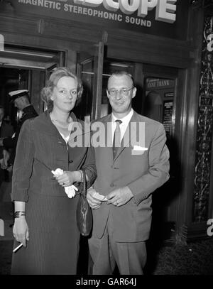 Schallplattenproduzent Norrie Paramor mit seiner Frau bei der Premiere von „The Diary of Anne Frank“ im Carlton-Kino. Stockfoto