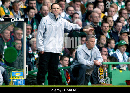 Fußball - UEFA-Cup - Halbfinale - Celtic gegen Boavista. Martin O'Neill, Manager von Celtic, leitet sein Team Stockfoto