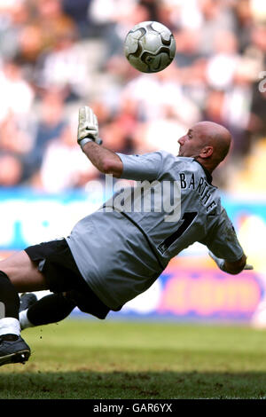 Fußball - FA Barclaycard Premiership - Newcastle United / Manchester United. Der Torhüter von Manchester United, Fabien Barthez, sieht den Ball für das zweite Tor von Newcastle United, das Shola Ameobi erzielte, vorbeiziehen Stockfoto