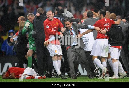 Fußball - UEFA Champions League - Finale - Manchester United gegen Chelsea - Luzhniki Stadium. Wayne Rooney von Manchester United (links von der Mitte) und Gary Neville feiern den Gewinn des UEFA Champions League-Finales. Stockfoto