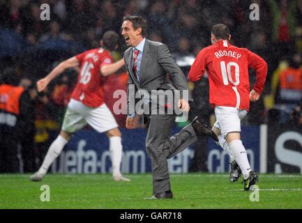 Fußball - UEFA Champions League - Finale - Manchester United gegen Chelsea - Luzhniki Stadium. Gary Neville von Manchester United feiert den Gewinn des UEFA Champions League-Finales. Stockfoto