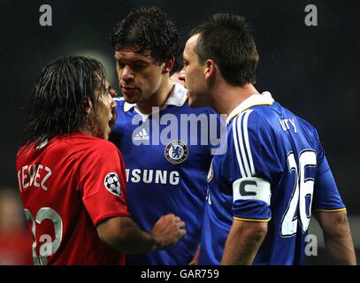 Carlos Tevez (l) von Mancheser United argumentiert mit Michael Ballack von Chelsea (c) und Kapitän John Terry Stockfoto