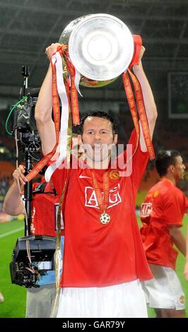 Fußball - UEFA Champions League - Finale - Manchester United gegen Chelsea - Luzhniki Stadium. Ryan Giggs von Manchester United feiert die Trophäe nach dem UEFA Champions League-Finale im Luzhniki-Stadion in Moskau, Russland. Stockfoto