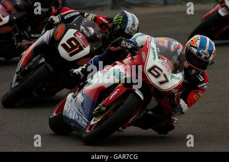 Shane Byrne (rechts) auf seiner Airwaves Ducati gewinnt beim Bennetts British Superbikes Race Two im Donington Park, Castle Donington, Rennen 2 vor Leon Haslam auf seiner Honda. Stockfoto