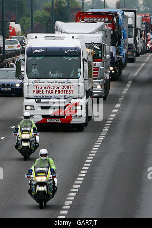 Lastwagen auf der A2 in Kent fahren in Richtung London, um gegen die Kraftstoffpreiserhöhungen zu protestieren. Stockfoto