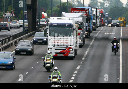 Lastwagen auf der A2 in Kent fahren in Richtung London, um gegen die Kraftstoffpreiserhöhungen zu protestieren. Stockfoto