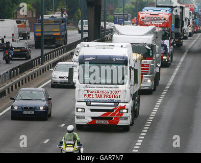 Lastwagen auf der A2 in Kent fahren in Richtung London, um gegen die Kraftstoffpreiserhöhungen zu protestieren. Stockfoto