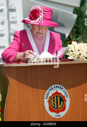 Die britische Königin Elizabeth II. Unterschreibt am dritten Tag ihres Besuches der Königlichen Hoheiten in der Republik Türkei das Besucherbuch an der Kabatas-Schule in Istanbul. Stockfoto