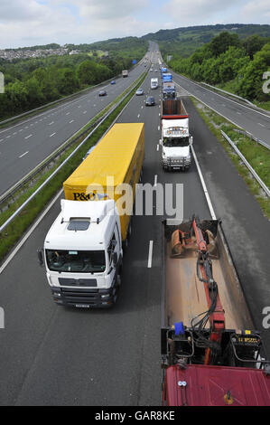 LKW-Fahrer in einer Straßensperre protestieren gegen Kraftstoffpreiserhöhungen auf der M4 in Bridgend, Wales. Stockfoto