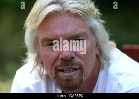 Sir Richard Branson spricht mit den kenianischen Medien im Sarova Mara Game Camp in Kenia. Stockfoto