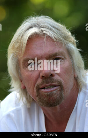 Sir Richard Branson spricht mit den kenianischen Medien im Sarova Mara Game Camp in Kenia. Stockfoto