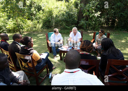 Sir Richard Branson spricht mit den kenianischen Medien im Sarova Mara Game Camp in Kenia. Stockfoto