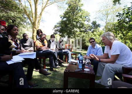 Sir Richard Branson spricht mit den kenianischen Medien im Sarova Mara Game Camp in Kenia. Stockfoto