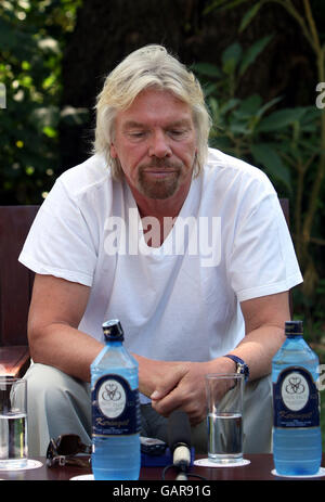 Sir Richard Branson spricht mit den kenianischen Medien im Sarova Mara Game Camp in Kenia. Stockfoto