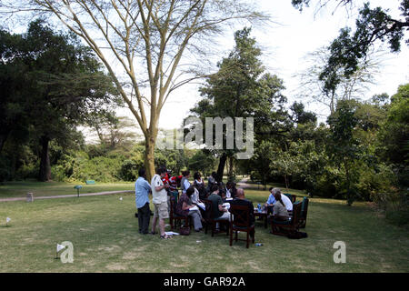 Sir Richard Branson spricht mit den kenianischen Medien im Sarova Mara Game Camp in Kenia. Stockfoto