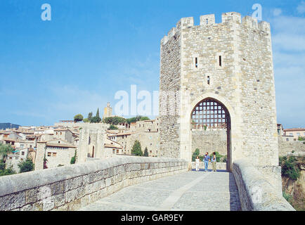 Mittelalterliche Brücke. Besalú, Gerona Provinz, Katalonien, Spanien. Stockfoto