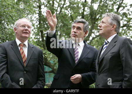 Der britische Premierminister Gordon Brown (Mitte) spricht mit dem stellvertretenden Premierminister von Nordirland, Martin McGuiness (links), und dem ersten Minister von Nordirland, Peter Robinson, in der Downing Street Nr. 10 in London. Stockfoto