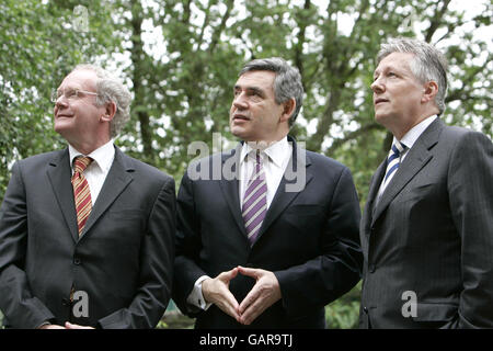 Der britische Premierminister Gordon Brown (Mitte) spricht mit dem stellvertretenden Premierminister von Nordirland, Martin McGuiness (links), und dem ersten Minister von Nordirland, Peter Robinson, in der Downing Street Nr. 10 in London. Stockfoto