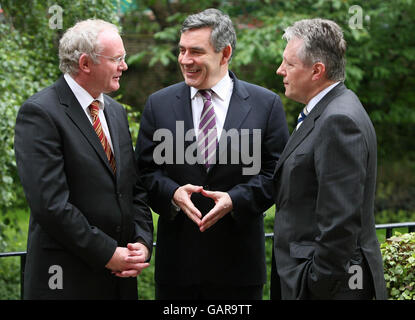 Der britische Premierminister Gordon Brown (Mitte) spricht mit dem stellvertretenden Premierminister von Nordirland, Martin McGuiness (links), und dem ersten Minister von Nordirland, Peter Robinson, in der Downing Street Nr. 10 in London. Stockfoto