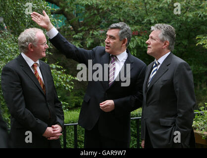 Der britische Premierminister Gordon Brown (Mitte) spricht mit dem stellvertretenden Premierminister von Nordirland, Martin McGuiness (links), und dem ersten Minister von Nordirland, Peter Robinson, in der Downing Street Nr. 10 in London. Stockfoto