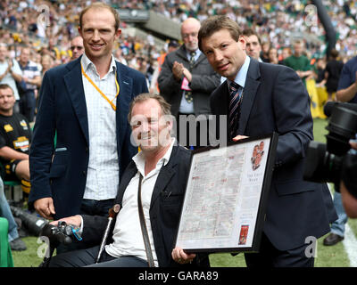 Der BBC Rugby-Kommentator Alastair Hignell (c) erhält eine Auszeichnung für seinen Rücktritt vom BBC-Experten Matt Dawson (l) und RFU-Direktor des Elite Rugby Rob Andrew während des Guinness Premiership Finals in Twickenham, London. Stockfoto